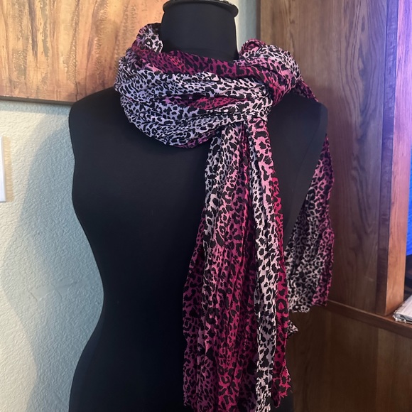 Pink animal scarf - Picture 2 of 4